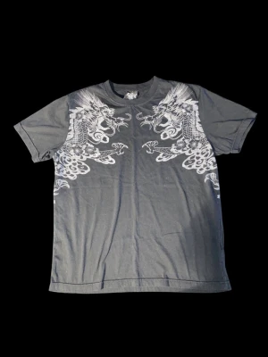 Affliction type t shirt - As fet t shirt. Liknar Affliction eller Southpole. Bra skick