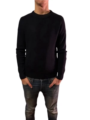 Marinblå stickad tröja från Primark - En marinblå, enkel och stilren stickad tröja från Primark i storlek medium. Tröjan har rund halsringning, ribbade muddar och lång ärm. Perfekt för lager-på-lager under kyliga dagar.