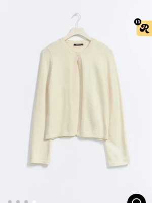 Krämvit kofta från Gina Tricot - Säljer en stilren krämvit kofta från Gina Tricot med rund halsringning och en knapp framtill. Koftan har lång ärm och är tillverkad i mjukt stickat material. Knappt använd, skriv privat för egna bilder!