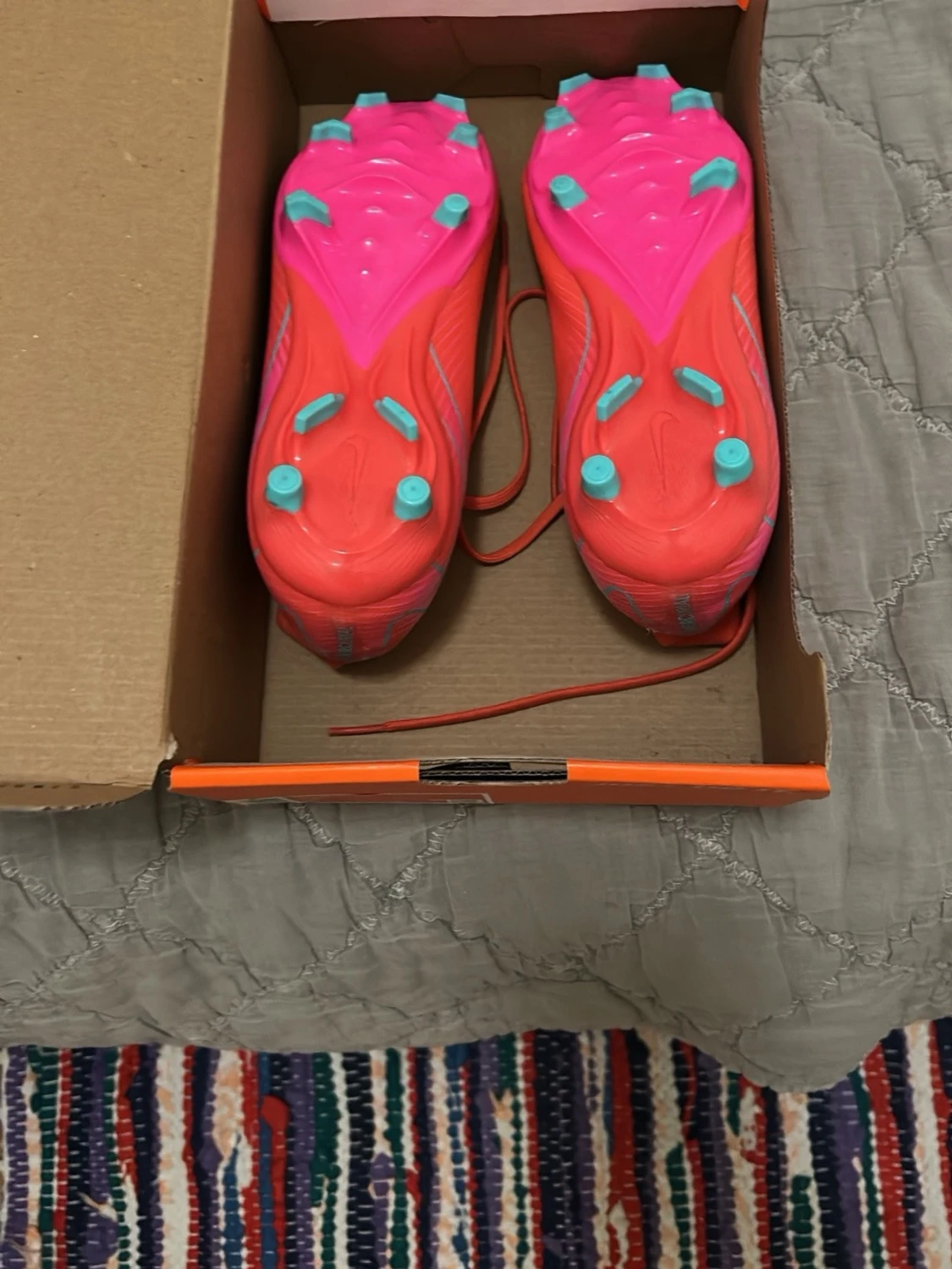 rosa fotbollsskor med turkosa detaljer - 1