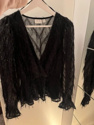 Svart topp från Vila - Snygg topp från Vila🪩🪩