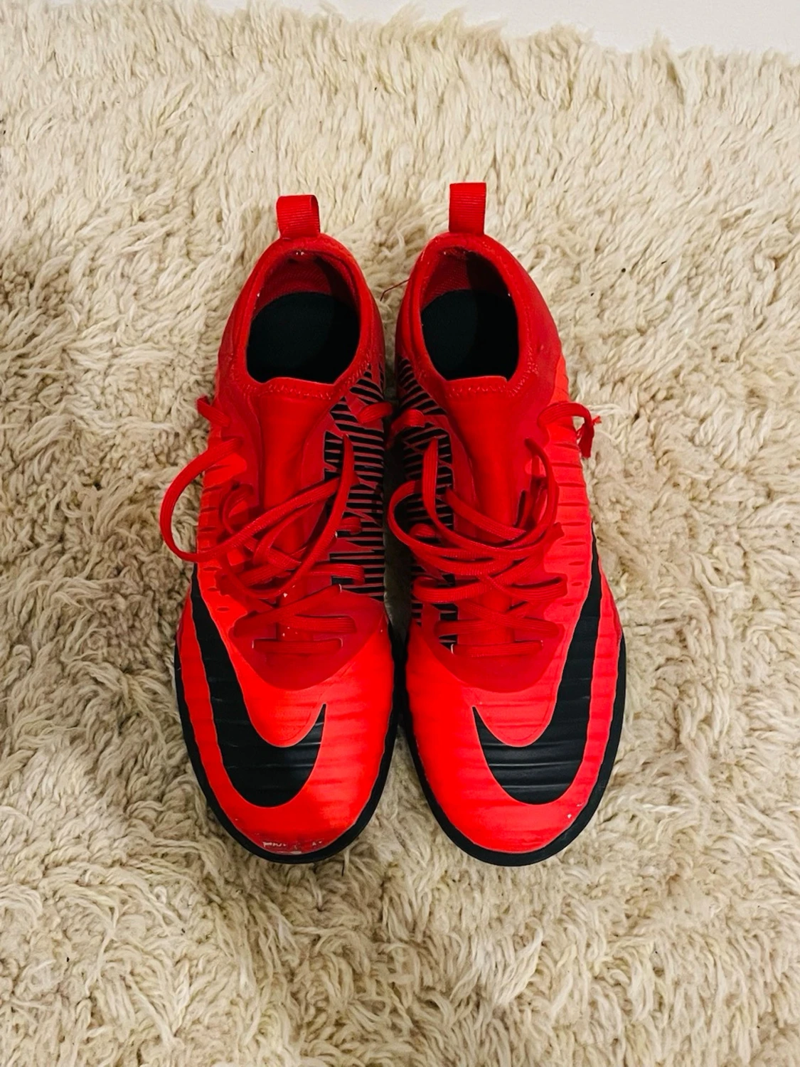 Röda Nike fotbollsskor med snörning - 2