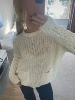 Vit stickad tröja - Superfin vit stickad tröja med fickor fram, köpt på Vinted men säljer vidare då den inte kommer till användning, tar emot bud🤗