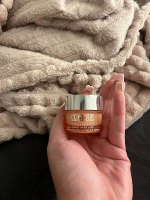 Clinique All About Eyes Rich ögonkräm - En ögonkräm från Clinique i en liten rund burk med silvrigt lock. Krämen är ljus och har en rik, krämig konsistens. Perfekt för att minska mörka ringar och puffighet under ögonen.