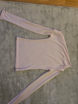 Ljusrosa långärmad topp från Nelly - Säljer en ljusrosa långärmad topp från Nelly. Toppen har en slim passform och är tillverkad i ett mjukt, stretchigt material som känns skönt mot huden. Perfekt att styla med jeans eller kjol för en clean look💗