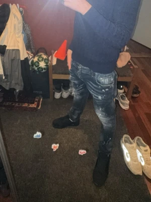 Dsquared2 - Slimfit jeans storlek 46. Använd cirka 5 gånger. Inga slitningar eller skador utifrån de originala.