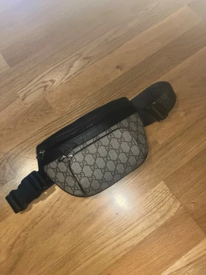 gg väska  - Storleken passar alla eftersom den går att justera bandet på 