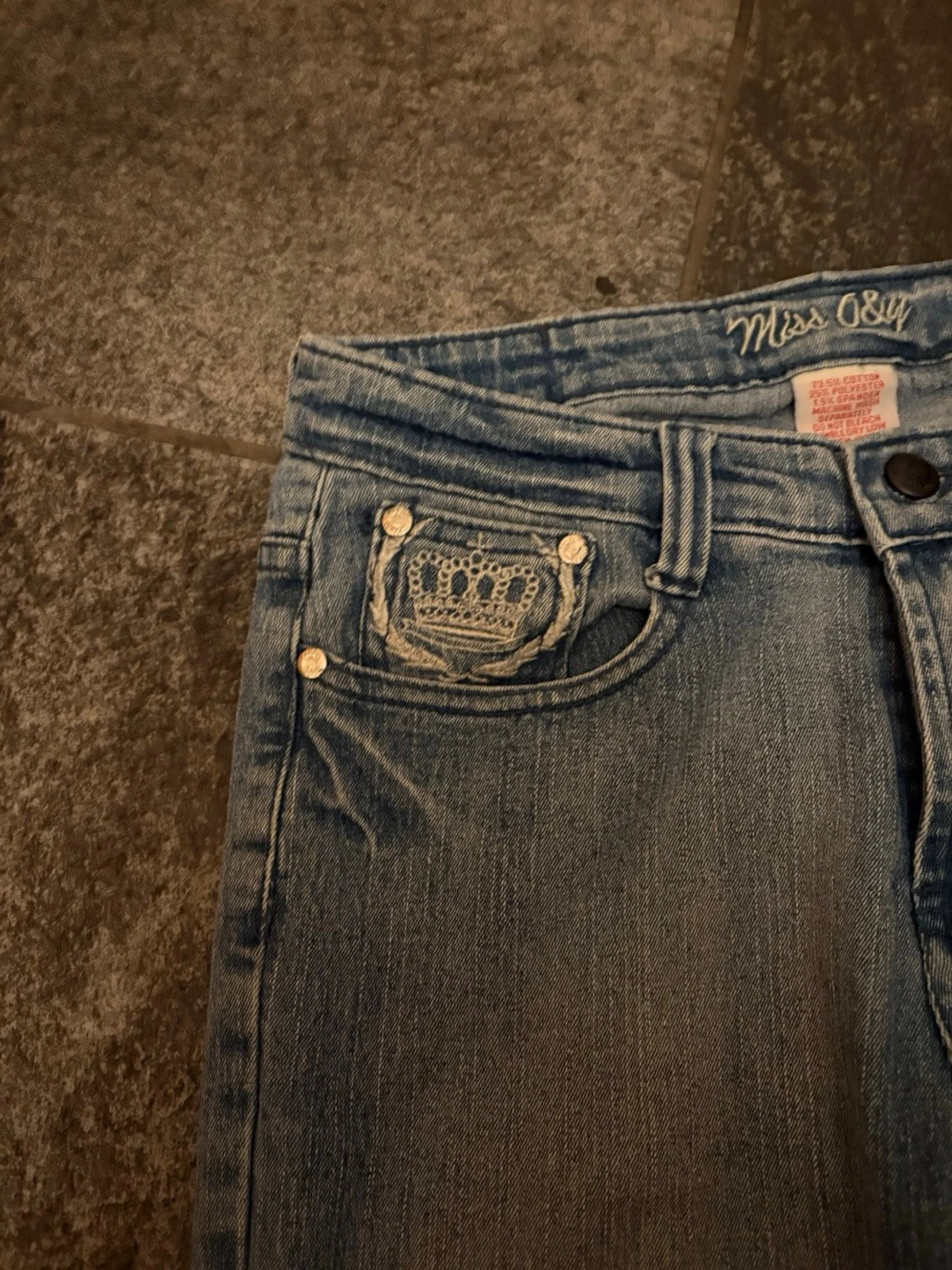 Blå jeans med broderad krona - 3