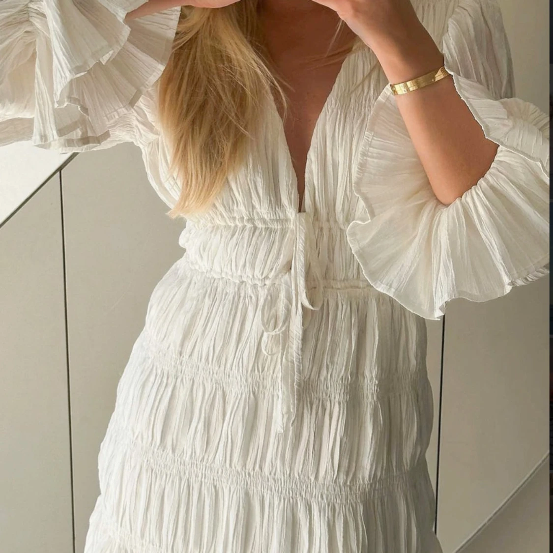 Vit klänning med volangdetaljer