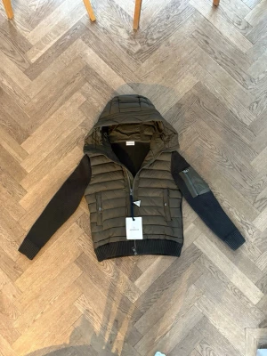 Moncler Cardigan olivgrön - Säljer en sjukt fet moncler cardigan som passar perfekt under lite skyligare tider. Den är i extremt bra skick, iprincip ny. Skriv vid minsta fråga! 175 cm lång på bilden.  Jag skulle säga att den passar någon som är 165-176