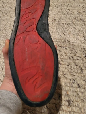 Navyblå sneakers med röd sula - Snygga marinblå sneakers med svart sula och röd undersida. Skorna har klassisk snörning och är tillverkade i textilmaterial med detaljer i skinn. Perfekta för dig som gillar stilrena och unika sneakers. Köper dem dem e fett grisch ✌️😢🤯🤯🤯