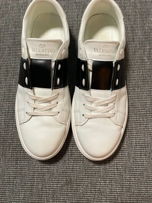 Valentino open - ⚪️⚪️Säljer ett par valentino opens som inte används längre⚫️⚫️ har använt skorna ett fåtal gånger men mestadels bara stått i skohyllan. Skick 8/10 kan gå ner i pris vid snabb och smidig affär