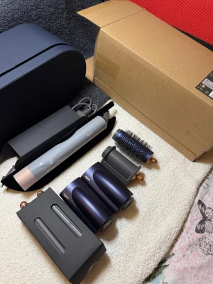 Dyson Airwrap multistyler med tillbehör ( helt ny ) Göteborg  - Säljer en Dyson Airwrap multistyler i silver och mörkblått med flera tillbehör: rundborste, locktillbehör och förvaringsväska. Perfekt för styling av hår med olika borsthuvuden och cylindrar. Allt kommer i originalförpackning och med snygg förvaringsbox.