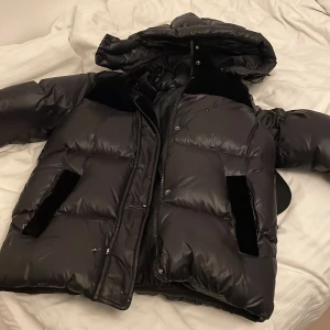 Polo Ralph lauren vinter jacka  - Polo Ralph lauren jacka med 2 små hål perfekt till vintern och sizen är 12-14 år annars kom med pris förslag