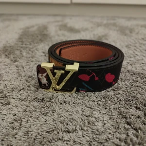 Svart bälte med lite färger - Riktigt bra kval och priset kan diskuteras 