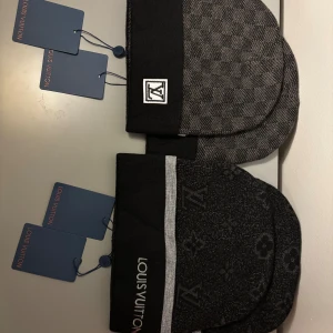 4 VL (bakvänt) mössor svart och grå - 4 VL (bakvänt) mössor helt nya med lapp. Går att köpa 1,2,3 eller allihopa. Pris för alla 2500. Pris för 3 1700. Pris för 2 1100 Pris för en 500kr. Fraktar snabbt och allt är äkta.