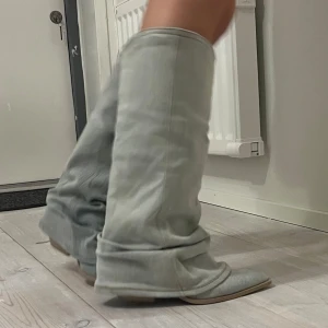 JEANS BOOTS - Helt oanvända jeans boots, köpta på arkivet men ursprungligen från Bershka. Dom är i stl 38 men passar även på mig som har 37. De är även jätte sköna och perfekta för sommaren💕