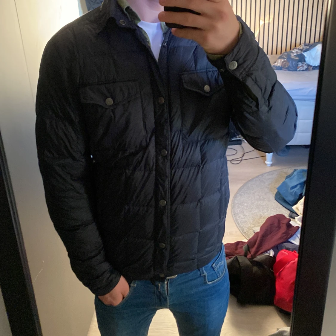 Mörkblå quiltad pufferjacka