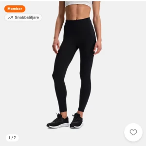 Svarta högmidjade tights Soc - Svarta träningstights från Soc i mycket fint skick. Kostar 399 i nypris