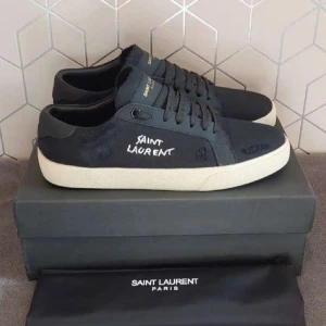 Saint Laurent skor - Säljer  feta svarta Saint Laurent skor⚜️              Size: 42/43 | Pris 2699kr | Skick: 10/10 | Kvitto finns |