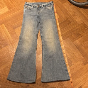 Cheap Monday jeans w27 - Cheap Monday jeans w27 säljes p.g.a felköp. Upplagda och går att lägga ner. Fint skick, se bilder. 