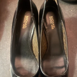Michael kors klackar - Använda nån gång bra skick storlek 39 nypris: 1800