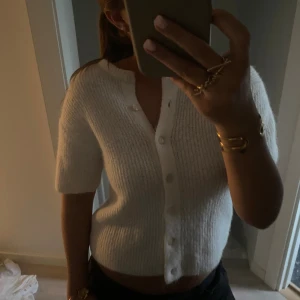 Vit stickad  - Vit stickad topp/kofta från gina, oanvänd!💕