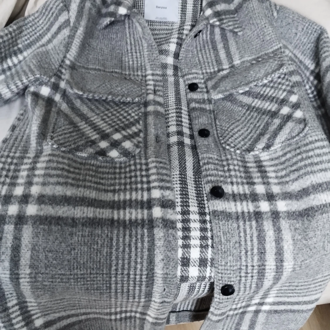 Grå rutig overshirt från Bershka