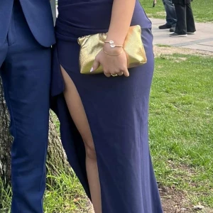 Marinblå balklänning - Joyce maxi dress i färgen navy från babyboo. En mörkblå off shoulder balklänning i super skönt och ganska tjockt material. Storlek S. Använd en gång. Nypris 1350 kr. 