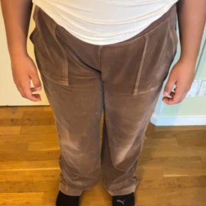 Juicy Couture - Säljer ett par bruna juicy couture mjukis fast  pris 316 går inte ner mer snöret finns ej