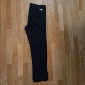 Svarta golfbyxor från Callaway - Säljer ett par riktigt feta golfbyxor från callaway. Storlek 32. Nya, säljer dom eftersom dom är för små. Skick 10/10