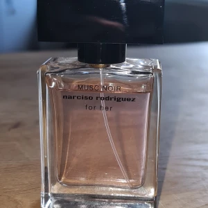 Musc Noir for Her parfym - Trendig parfym från Narciso Rodriguez – Musc Noir for Her. Snygg flaska med modern känsla, perfekt för dig som vill sticka ut. Passar dig som gillar stilrena och populära dofter.