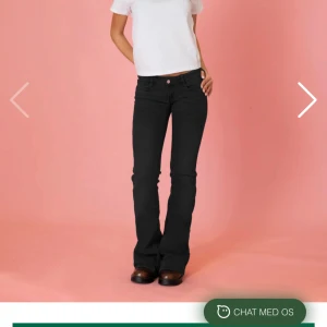 Superlågmidjade jeans - Super low waist jeans, bootcut, från din vintage shop. Strl S. köpta för 710kr. Dom är inte använda jätte mke men lite slitna längst ner inget man tänker på dock. 