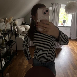 Randig långärmad tröja Weekday XS - Säljer en svartvit randig långärmad tröja från Weekday i storlek XS. Väldig söt🤍