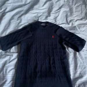 Mörkblå stickad tröja Polo Ralph Lauren - Säljer denna då den inte använda och är för liten för mig den är i storlek M och är knappt använd nypris 1799kr mitt pris 600kr