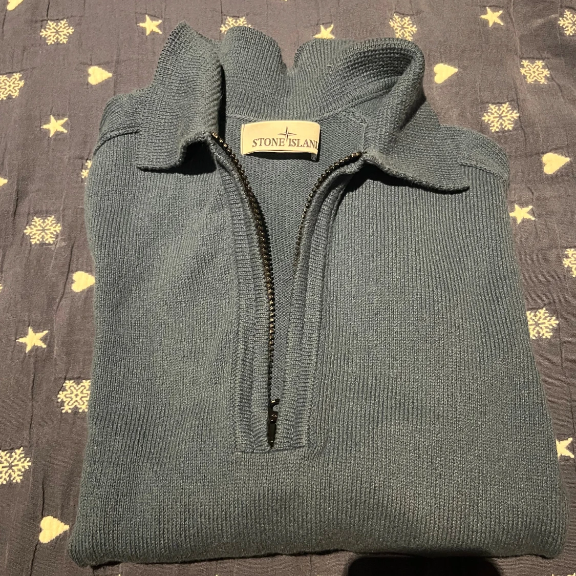 Blå stickad half zip från Stone Island