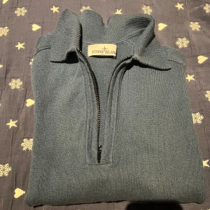 Blå stickad half zip från Stone Island - Väldigt bra skick! Perfekt tröja för hösten, som kan kombineras i skolan och till finare tillställningar! Priset ej hugget i sten så hör jättegärna av dig vid funderingar!!!🔥👕