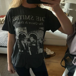 T-shirt med tryck  - Snygg T-shirt med the Smiths tryck. Använd nån gång men inga defekter! 