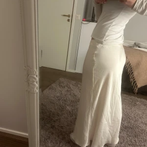 Fin satin kjol - En superfin satin kjol från zara. använd en gång inga defekter 