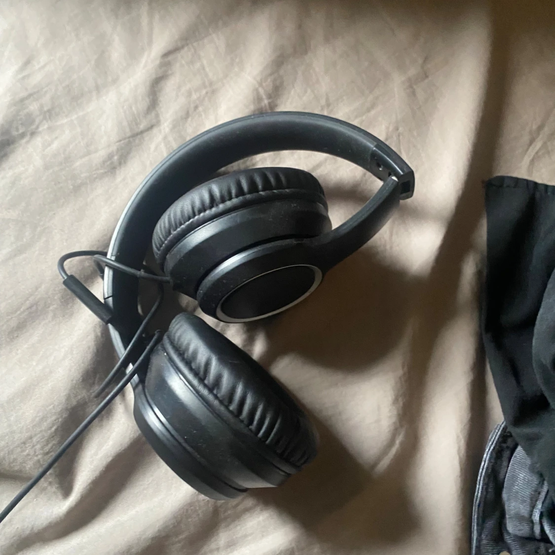 Kabelanslutna over-ear hörlurar