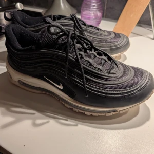 Nike Air Max 97 svarta sneakers - Säljer mina Nike Air Max 97. Har använt de max 10 gånger och är alltså i helt perfekt skick. Kan gå ner i pris vid snabb affär. Skriv för fler bilder eller om något är oklart.