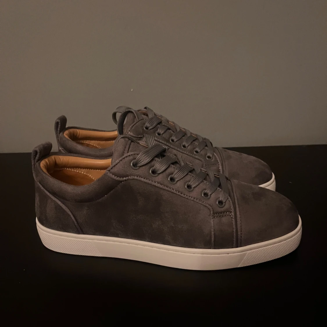 Grå mocka sneakers från Louboutin - 3