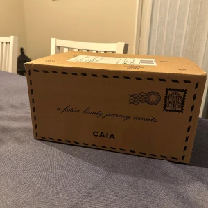 CAIA sminkpaket i originalkartong - Säljer ett sminkpaket från CAIA i deras snygga originalkartong. Perfekt för dig som älskar trendigt smink och vill testa flera produkter från ett av Sveriges populäraste beauty-märken.   Hör bara av dig om du har några funderingar!  
