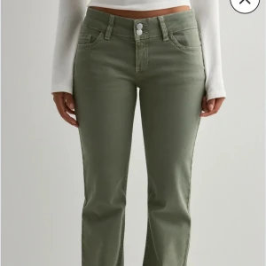 Nelly jeans  - Lågmidhade gröna bootcut jeans från Nelly, helt nytt skick då de bara används 1 gång. Hör av er vid frågor!😊