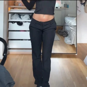  kostymbyxor Vera från Bik Bok - Snygga svarta kostymbyxor från Bik Bok i storlek 40 TALL!! modellen heter Vera och är lågmidjade! skriv för fler bilder 💕 pris kan alltid diskuteras. första bilden är lånad 