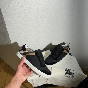 Burberry skor - Sjukt feta och stilrena skor från Burberry | skick 9,5/10 och använda ett fåtal gånger | dustbag tillkommer vid köp 