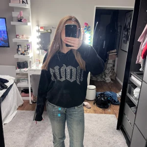 Hov1 Hoddie - Säljer en av mina hov1 hoodies! Den är i jätte bra kvalitet, super skön!! Skriv privat för att diskutera pris!! 💞säljer den för jag inte använder den längre 