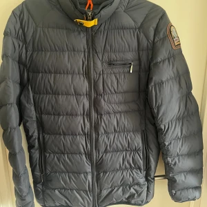 Mörkblå lättviktsdunjacka Parajumpers - Parajumper i fint skick säljes 1500kr storlek m