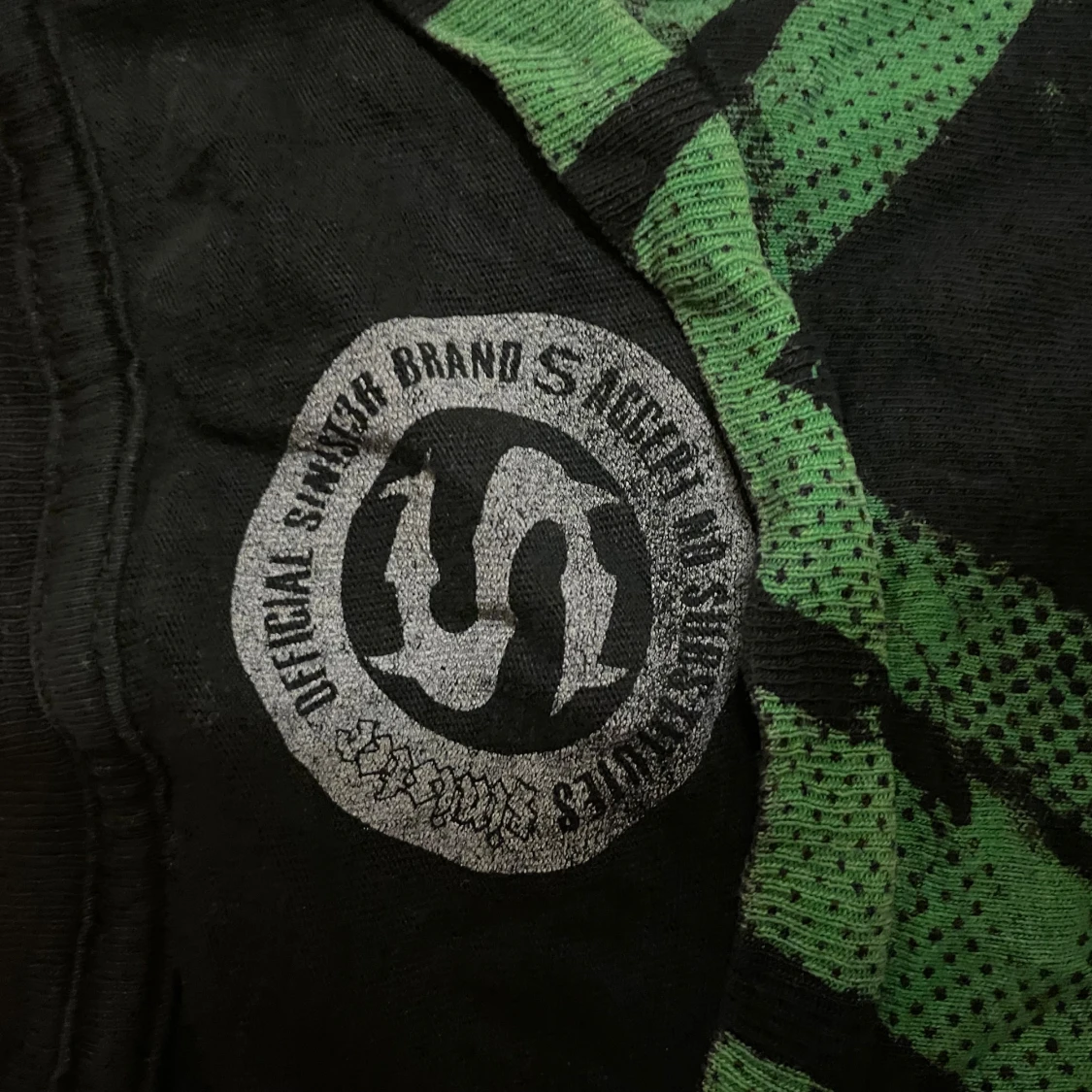 Svart T-shirt med coolt tryck - 2