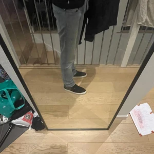 Replay  - Säljer ett par snygga ljusblå  jeans från Replay. Perfekta för dig som gillar stilrena men även bekväma jeans. W28 L32. Stora i midjan så passar även W30  